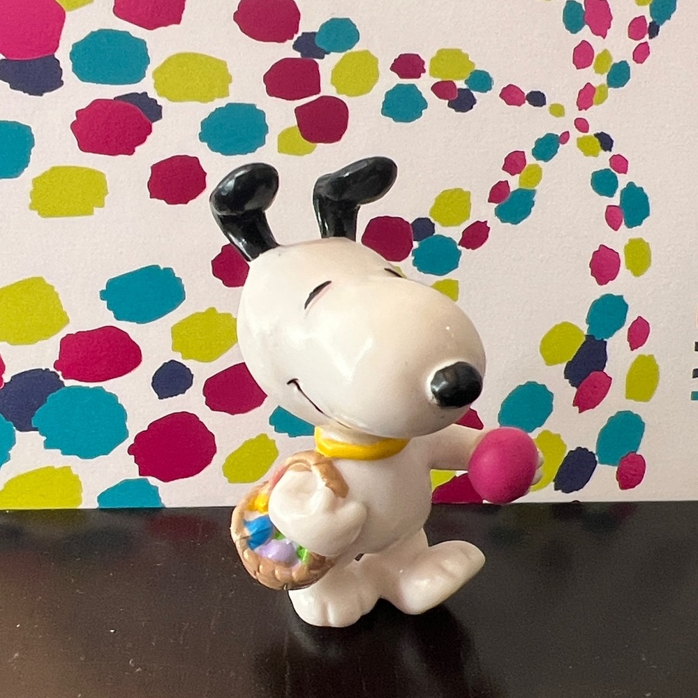 Vintage Snoopy Peanuts Easter Basket Figurine Pink Egg